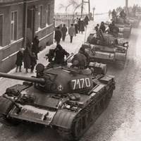 А кажуть ще не починали… “Мосфільм” передав на фронт 36 радянських танків, які свого часу знімались у кіно і стояли на складі