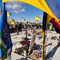 Не знаю, як людям вдається не бачити буси місії «на щиті» чи усіяну квітами дорогу, чи кладовища з яких майорять прапори та жити поза контекстом війни