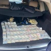 Митника, якого взяли на хабарі $700 тис, повернули на роботу