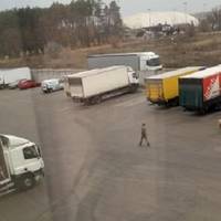 В мережі шириться відеозапис, на якому чоловік у військовому однострої женеться за цивільним і стріляє у його напрямку