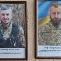 ЇХ ПОХОВАЛИ ПОРУЧ: РІДНІ БРАТИ ЗАГИНУЛИ НА ВІЙНІ