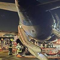 Російський літак Sukhoi Superjet 100 загорівся з туристами на борту під час посадки в Туреччині. Відео і фото
