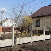 Невістка відгородила свою землю від моєї товстим парканом. От нахаба! Як я тепер підглядатиму?!