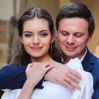 Таємний роман, діти й відсутність нових фото з чоловіком: найцікавіші факти про 27-річну дружину Комарова
