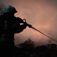 Росіяни вдарили по передмістю Дніпра: палають житлові будинки, є загиблі