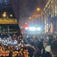 ВОДОМЕТИ БІЛЯ ПАРЛАМЕНТУ ТА ПЕРШІ ІНЦИДЕНТИ: У ГРУЗІЇ НЕ ВЩУХАЮТЬ ПРОТЕСТИ