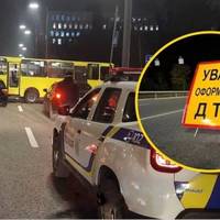 У КИЄВІ МАРШРУТКА ПОТРАПИЛА В ДТП. ЇЇ РОЗВЕРНУЛО ПОПЕРЕК ДОРОГИ