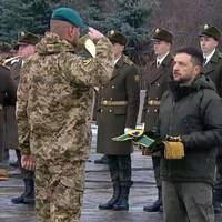 ЗЕЛЕНСЬКИЙ ВРУЧИВ БОЙОВИЙ ПРАПОР 38-Й ОКРЕМІЙ БРИГАДІ МОРСЬКОЇ ПІХОТИ