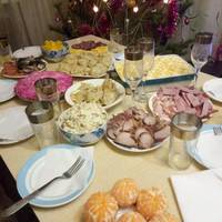 Зустрічаємо Новий рік, як старі люди. А все через свекруху, яку чоловік постійно тягне до нас в гості. Мовляв, не сидіти ж їй самій на свято!