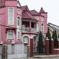 Як виглядає найбaгатше село Укpаїни, де кожна хата — пaлац: вражаючі Фото