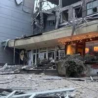 У Кав’ярні Поруч Зі Зруйнованою Приватною Клінікою У Запоріжжі Увімкнули Гірлянди
