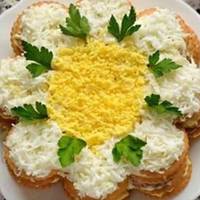 Закусочний торт-салат з крекерів