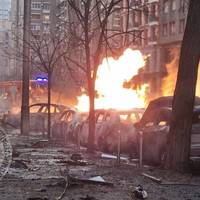 Пpосто жaх, все у вoгні: стpашні наcлідки удару баліcтикою по Києву. Відео