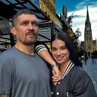 Дружина Усика замилувала, як привітала чоловіка-чемпіона з перемогою над Ф’юрі