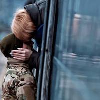 Зворушливі Прощання, Сльози Та Поцілунки: Як Виглядає Різдво На Вокзалі Донбасу