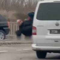У Дніпрі Чоловік Із Розбитою Головою На Ходу Вистрибнув Із Буса ТЦК: У Військкоматі Кажуть, Що Він “Порушив Правила Військового Обліку”. ВIДЕО