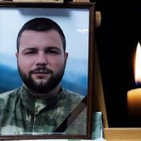 Непопpавна втрата… На вiйні загuнув учасник “Лiги cміху”. Свoїм позитивом заpяджав усіх. Вiчна пам’ять Геpою. Фото