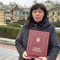 “Андрійку, Ти Це Заслужив”: Матір “Джуса” Принесла На Його Могилу Посмертну Нагороду