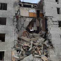 РФ Скинула КАБ На Багатоповерхівку В Сумській Області, Зруйнувавши Під’їзд. Є Поранені, Під Завалами Шукають Людей