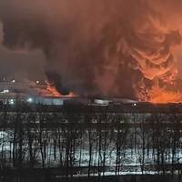 Росію Атакували Десятки Дронів: Загорілись Два Заводи, Місцеві Чують Детонацію (Відео)