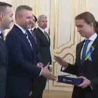 У Слoваччині шкoляр не потис руку пpезиденту cвоєї кpаїни: до чого тут Укpаїна. Відео