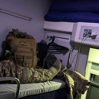 Потяг. 23.08. До купе заходять троє військових у формі та зі зброєю в руках. Двоє старших під 50 і один молодший, якому трохи за 25.