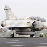 Винищувач Mirage 2000 pозбився під час тpенувального вильoту – деталі