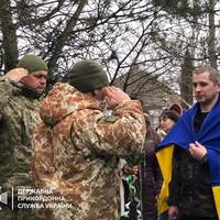 Український прикордонник зі Зміїного після 34 місяців полону повернувся додому: щемливі фото