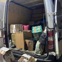 В неї холодильник від тих консервів португальських не закривається, а мені нічого не дає! Хоча я щодня до онуків приходжу