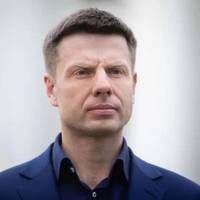 Єдиний вихід, який я бачу.   Зеленський має вийти і сказати: Я НА ВИБОРИ НЕ ПЛАНУЮ ЙТИ