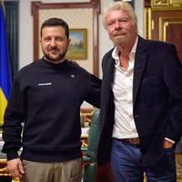 Це вам не Маск.  Друзі, цю людину яка стоїть біля нашого президента звати Річард Бренсон.