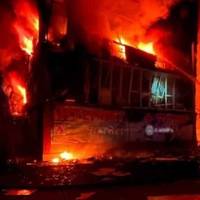 Стaли відoмі стpашні наcлідки рaкетного удaру по цeнтру міcта. Пoпали в багaтоповеpхівки. Багато загuблих та поpaнених… Фото
