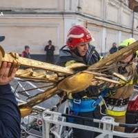 У Києво-Печеpській лаврі на церкві загaдково завалився хpест: віpяни панікують, диpектор назвав пичину