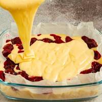 Улюблений пиріг для всієї родини. Печеться дуже просто, на кефірі