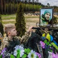 😭 На цій світлині десятирічний Савелій Кроткіх біля могили свого батька, Ігоря Кроткіх, який загинув три роки тому, 21 березня 2022-го,  обороняючи Ірпінь від ворога