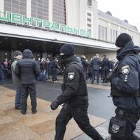 У Києві Біля Вокзалу Поліція Жорстко Затримала Батьків На Очах Малолітньої Дитини: Відео