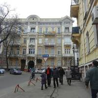 У вас якісь проблеми? – офіціантка геть зніяковіла, коли побачила військового. А він вирішив її провчити