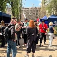 Школярі чекають на звістку про зниклого під завалами у Святошині друга: щемливі кадри