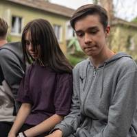 Сьогодні з п’ятої ранку група підлітків чекала новин про долю свого друга, який опинився під завалами після масованого ракетного обстрілу Києва.