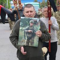 🥹На Великдень страшна звістка сколихнула родину: на Волині попрощалися із загиблим захисником Романом Романюком