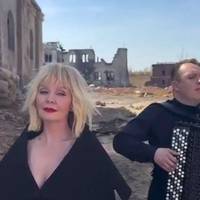 Прихильниця путіна Валерія заспівала пісню на тлі зруйнованого міста: Мінкульт України звернеться до СБУ
