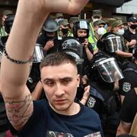 Шевченківський районний суд Києва у п'ятницю, 2 травня, відправив під варту на два місяці 46-річну Людмилу Ч., затриману під час замаху на блогера Сергія Стерненка