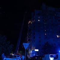 Атака на Київ: в даху 12-поверхівки утворилась величезна діра (відео