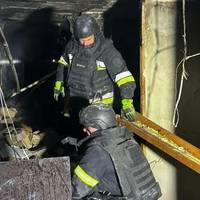 “У мене син горить там”. Поліція показала перші хвилини після удару РФ по Запоріжжю