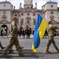 Українські військові пройшли парадом у серці Лондона: король Чарльз III особисто привітав їх