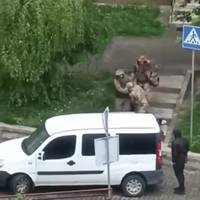 Скандал у Львові: ТЦК волочили напівбосого чоловіка до буса