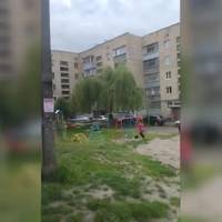 Васильків вражає контрастами війни: атака дронів, звуки ППО та безтурботна дитина на гойдалці (відео)