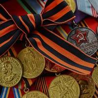 Пропаганда комунізму на Закарпатті: священник вийшов на вулицю у формі солдатів радянської армії із георгіївськими стрічками (фото)