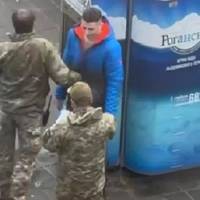 І знову скандал… У Харкові військовий з ТЦК бив цивільного. У ТЦК ж кажуть, що це » із-за провокаційних дій громадянина». Відео