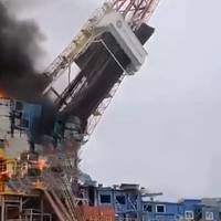 У РФ загорілася і впала нафтова вежа (відео)